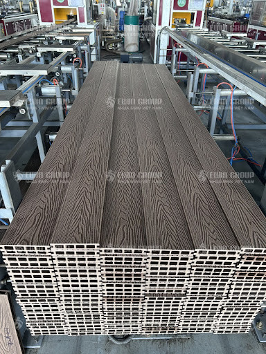 Gỗ nhựa ngoài trời là gì?