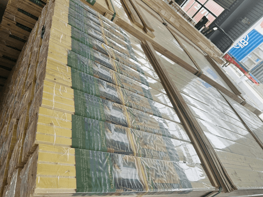 Khả năng kháng nước của gỗ thông có thể bị ảnh hưởng bởi nhiều yếu tố tác động